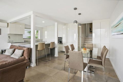 Stunning Apartment With Views Of Laguna Bay Unit 2 Taralla 16 Edgar Bennett Ave - Whitsundays Accommodation 7