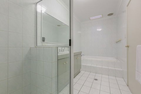 The Burswood Townhouse - Whitsundays Accommodation 5