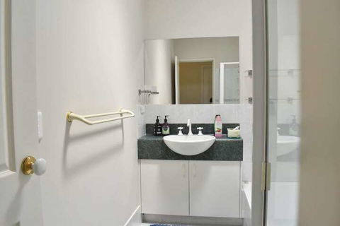 Comfortable 2 Bedroom With Serene Garden - Whitsundays Accommodation 1