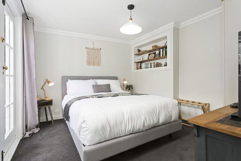 Bluestone Cottage Launceston - Whitsundays Accommodation 6
