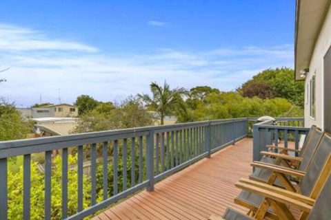 THE BEACH HIVE PET FRIENDLY (OUTSIDE ONLY) INLET SIDE - Whitsundays Accommodation 0