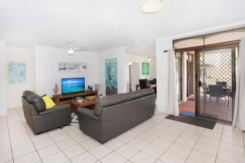 Unit 2 Cooltoro Court 7 Frank Street Coolum Beach 400 BOND LINEN INCLUDED - Whitsundays Accommodation 0