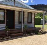 Rail Trail Cottage - Whitsundays Accommodation