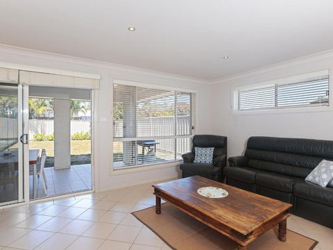 Relax At Pacific 1 / 26 Pacific Avenue Private Duplex With Enclosed Yard - Whitsundays Accommodation 4