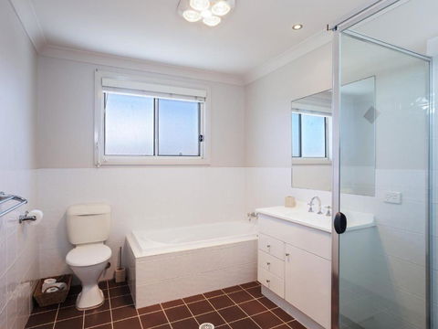 Relax At Pacific 1 / 26 Pacific Avenue Private Duplex With Enclosed Yard - Whitsundays Accommodation 2