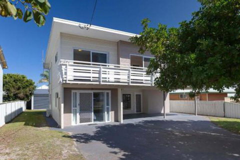 SeaHaven 2 Richardson Ave Large Home With Aircon Smart TV WIFI Netflix & Boat Parking - Whitsundays Accommodation 0