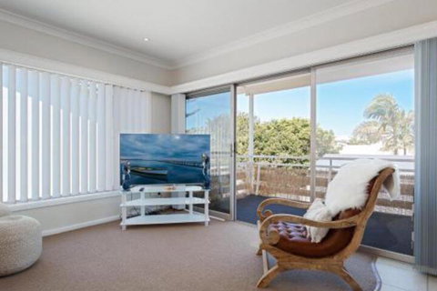 SeaHaven 2 Richardson Ave Large Home With Aircon Smart TV WIFI Netflix & Boat Parking - Whitsundays Accommodation 6