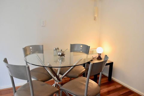 Cosy 1 Bedroom Apartment In Trendy Northcote - Whitsundays Accommodation 6