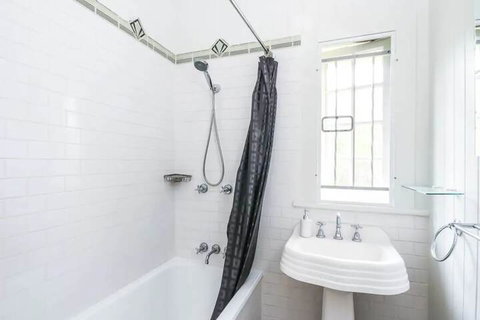 Quiet 3 Bedroom House In Albion With Parking - Whitsundays Accommodation 3