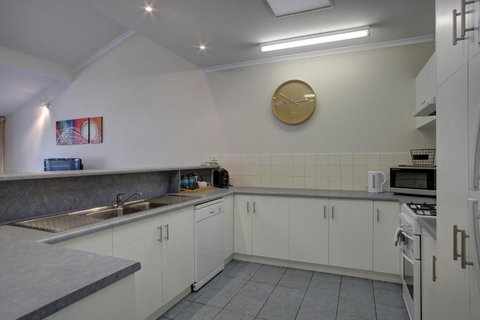 Port Lincoln Foreshore Apartments - Whitsundays Accommodation 6