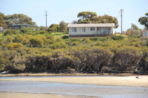 River Panorama Beach House - Whitsundays Accommodation 6