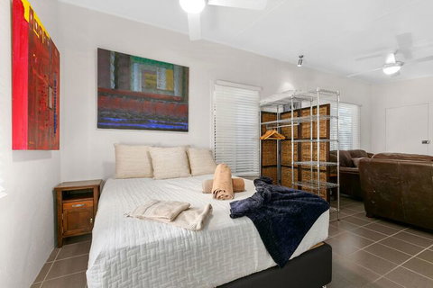 Tropical 3 Bedroom House, Pool Plus 4th Bedroom Bungalow - Whitsundays Accommodation 5