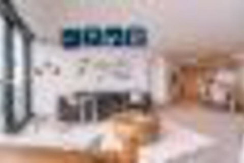 Panoramic Vista From A 54 Floor CBD Apartment - Whitsundays Accommodation 6