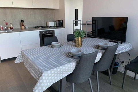 Avant Garde Living In The Heart Of The City - Whitsundays Accommodation 7