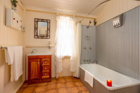 Dillons Cottage - Whitsundays Accommodation 2