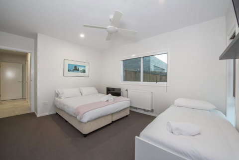 Stratton Summit 4 Modern Sophisticated Style With Lake & Mountain Views - Whitsundays Accommodation 4