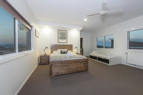 Stratton Summit 4 Modern Sophisticated Style With Lake & Mountain Views - Whitsundays Accommodation 3