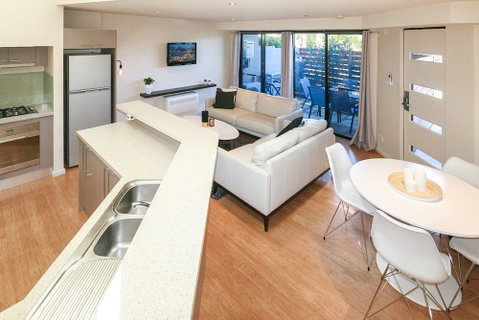 Khione 6 - Modern 2 Bedroom Townhouse - Whitsundays Accommodation 2