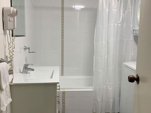 Waldorf Unit 409 The Entrance NSW - Whitsundays Accommodation 4