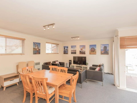 Lakeside 3 / 37 Cobbon Crescent - Whitsundays Accommodation 2