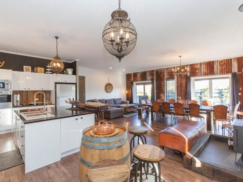 Oak & Barrel / 7 Twynam Street - Whitsundays Accommodation 4