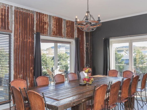 Oak & Barrel / 7 Twynam Street - Whitsundays Accommodation 5