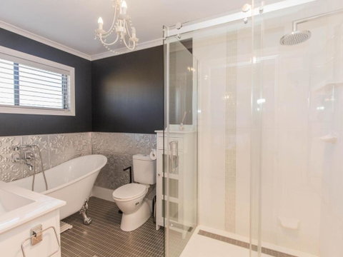 Oak & Barrel / 7 Twynam Street - Whitsundays Accommodation 3