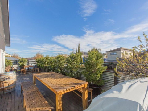 Oak & Barrel / 7 Twynam Street - Whitsundays Accommodation 6