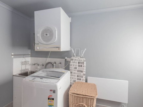 Oak & Barrel / 7 Twynam Street - Whitsundays Accommodation 1