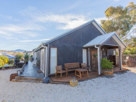 Oak & Barrel / 7 Twynam Street - Whitsundays Accommodation 2