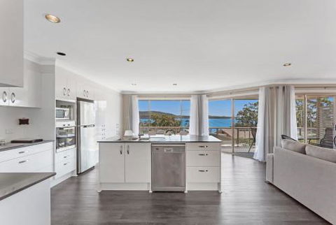Soldiers Point Spectacular - Whitsundays Accommodation 2