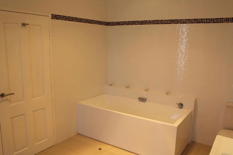 Gundaroo Manor Bed & Breakfast - Whitsundays Accommodation 2