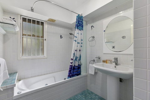 Hop Skip Jump Away From Hastings Unit 6 Descola 6 Noosa Drive - Whitsundays Accommodation 3