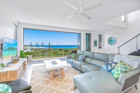 Unit 6 Rainbow Sea Rainbow Beach Amazing Ocean Views Aircon Wi Fi Pool Walk To Beach - Whitsundays Accommodation 0