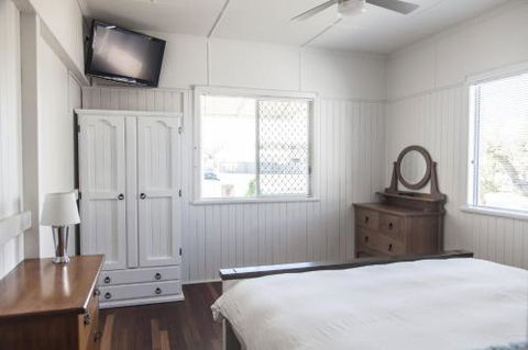 Urangan Harbour Cottage - Whitsundays Accommodation 1