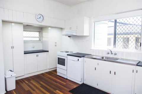 Urangan Harbour Cottage - Whitsundays Accommodation 6