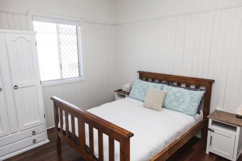 Urangan Harbour Cottage - Whitsundays Accommodation 2