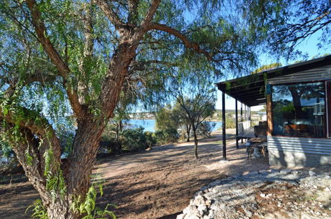 CDC 625 Beach House Incl.rear 2BR Studio - Whitsundays Accommodation 3