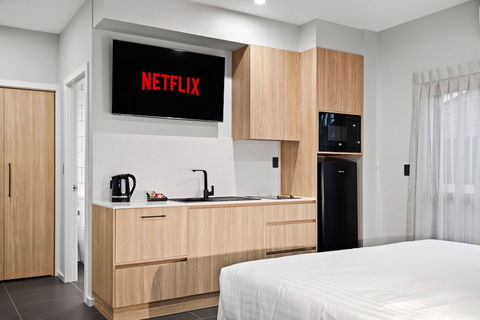 Avenue Motel Apartments - Whitsundays Accommodation 3