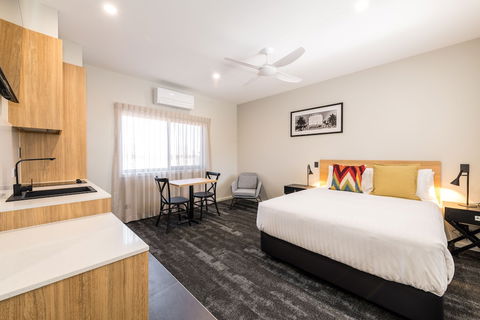 Avenue Motel Apartments - Whitsundays Accommodation 6