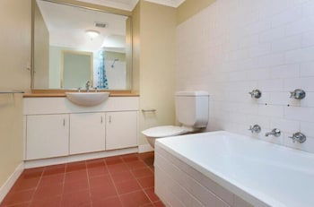 Darling Harbour Cozy 1 Bedroom Apartment - Whitsundays Accommodation 2
