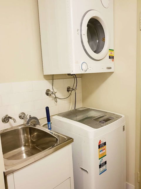 Darling Harbour Cozy 1 Bedroom Apartment - Whitsundays Accommodation 6
