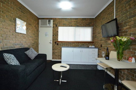 Marion Motel And Apartments - Whitsundays Accommodation 3