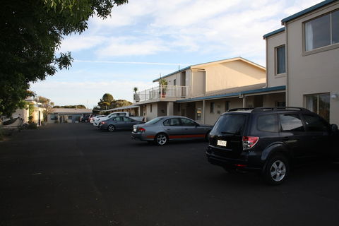 Lakeview Motel & Apartments - Whitsundays Accommodation 1