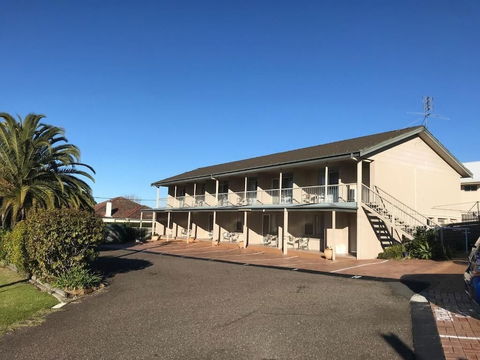 Holiday Lodge Motor Inn - Whitsundays Accommodation 3