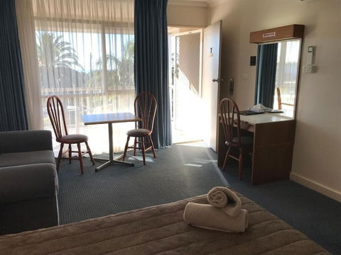Holiday Lodge Motor Inn - Whitsundays Accommodation 5