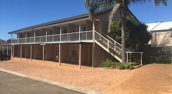 Holiday Lodge Motor Inn - Whitsundays Accommodation 2