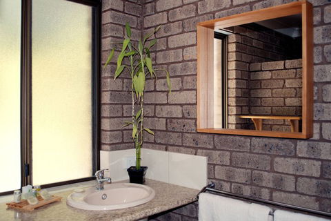 Caves Road Chalets - Whitsundays Accommodation 5