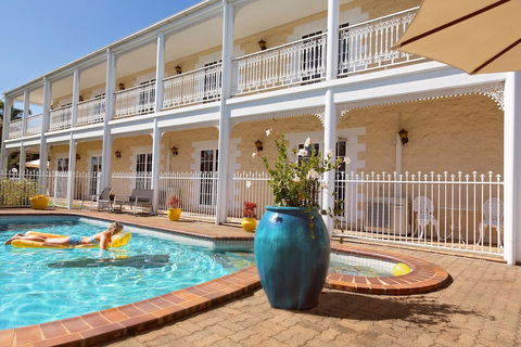White Lace Motor Inn - Whitsundays Accommodation 1