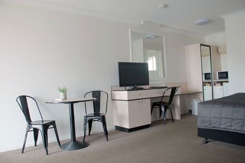 Highway Inn Motel - Whitsundays Accommodation 4